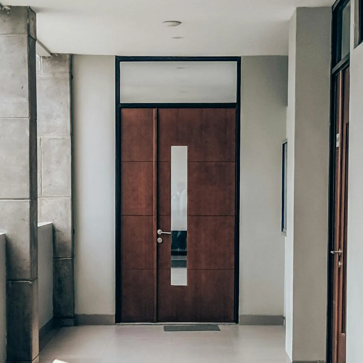 Porta blindata di ingresso con sopraluce e doppia anta asimmetrica.